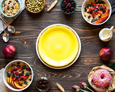 Sağlıklı kahvaltı süt, müsli ve meyve, bir ahşap backgr