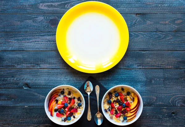 Egészséges reggeli müzli, tej, gyümölcs, a fa háttérben — Stock Fotó