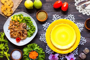 Domuz eti biftek baharatlarla yemek ev yapımı ahşap üzerinde marul yaprakları