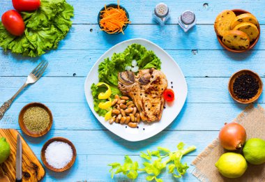 Domuz eti biftek baharatlarla yemek ev yapımı ahşap üzerinde marul yaprakları