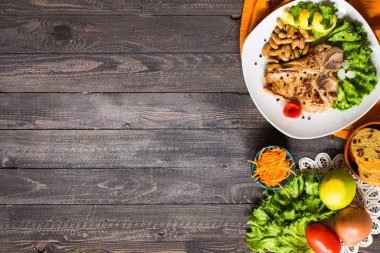 Domuz eti biftek baharatlarla yemek ev yapımı ahşap üzerinde marul yaprakları