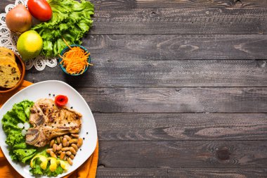 Domuz eti biftek baharatlarla yemek ev yapımı ahşap üzerinde marul yaprakları