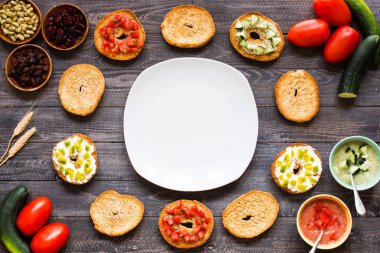 Peynir, domates sosu, salatalık sosu, İtalyan bruschetta bir