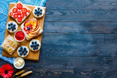 Lezzetli Sağlıklı Kahvaltı, meyve sandviç ile farklı fil