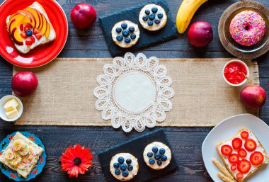 Lezzetli Sağlıklı Kahvaltı, meyve sandviç ile farklı fil