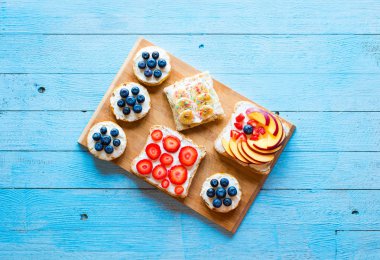 Lezzetli Sağlıklı Kahvaltı, meyve sandviç ile farklı fil