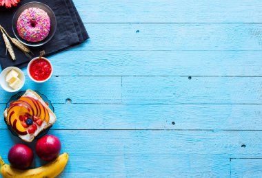 Lezzetli Sağlıklı Kahvaltı, meyve sandviç ile farklı fil