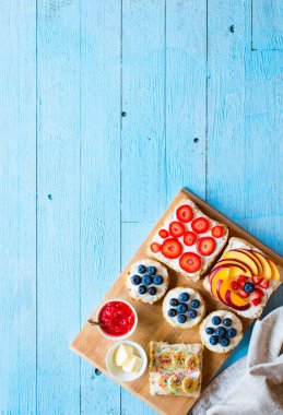 Lezzetli Sağlıklı Kahvaltı, meyve sandviç ile farklı fil