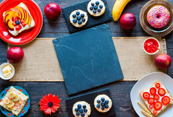 Deliziosa colazione sana, panini alla frutta con fil diverso — Foto Stock