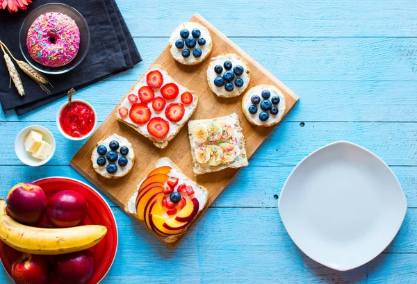 Deliziosa colazione sana, panini alla frutta con fil diverso — Foto Stock