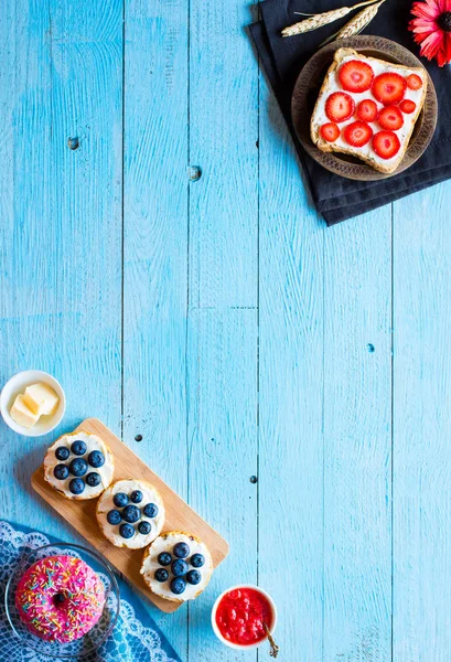 Deliziosa colazione sana, panini alla frutta con fil diverso — Foto Stock