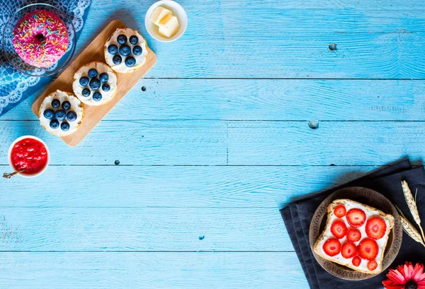 Lezzetli Sağlıklı Kahvaltı, meyve sandviç ile farklı fil