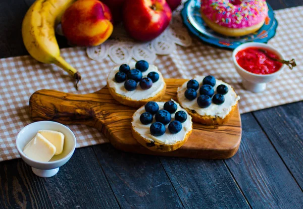 Lezzetli Sağlıklı Kahvaltı, meyve sandviç ile farklı fil — Stok fotoğraf