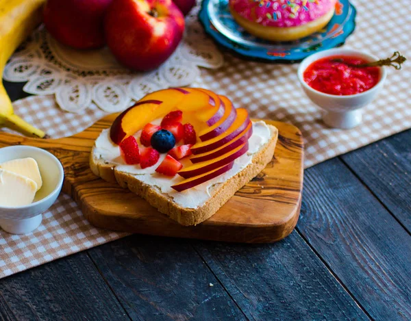 Deliziosa colazione sana, panini alla frutta con fil diverso — Foto Stock