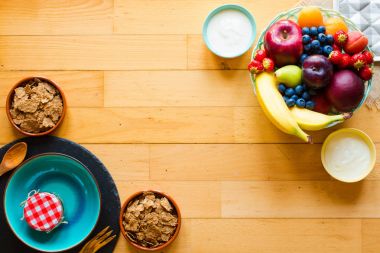 Kase taze meyve muz, elma, çilek, kayısı, 