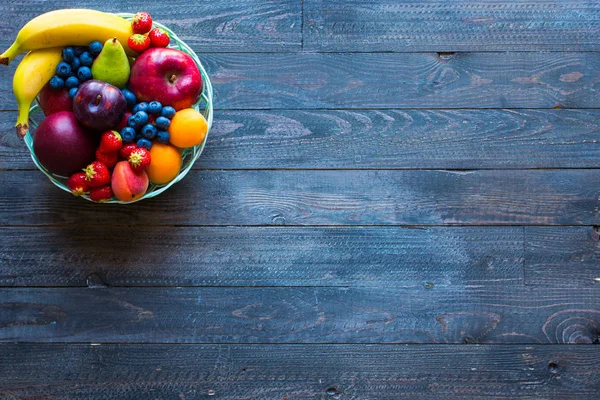 Schüssel mit frischem Obst mit Banane, Apfel, Erdbeeren, Aprikosen, — Stockfoto