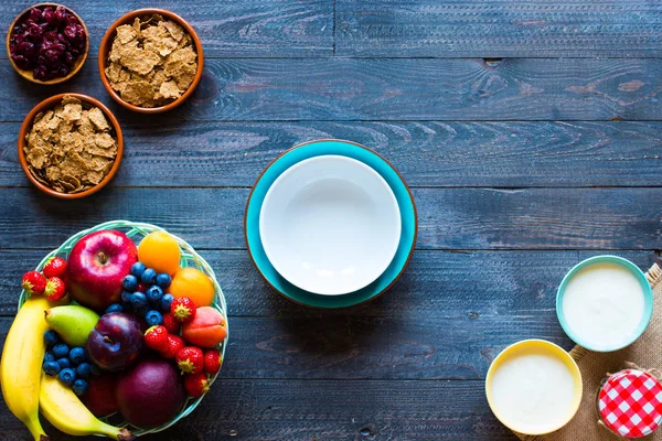 Cuenco de fruta fresca con plátano, manzana, fresas, albaricoques , — Foto de Stock