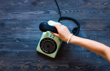 Antika telefon, kahve, bisküvi, telefon görüşmesi, hüzünlü kadın, ücretsiz 
