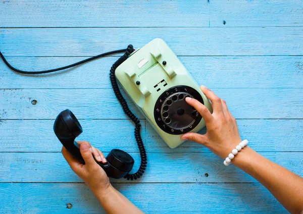 Старый винтажный телефон, с бискотти, кофеварка, пончики на деревянном фоне, свободное место для текста — стоковое фото