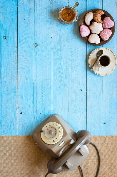 Παλιά vintage τηλέφωνο, με Παξιμαδάκια, caffe, ντόνατς σε φόντο ξύλινη, ελεύθερο χώρο για το κείμενο — Φωτογραφία Αρχείου