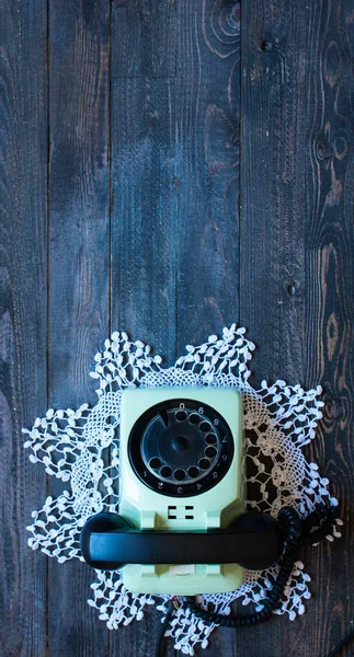 Altes Oldtimer-Telefon, auf Holzgrund, freier Platz für — Stockfoto