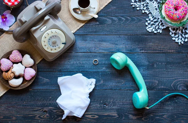 Vintage-Telefon, Kaffee, Biscotti, Anruf, traurige Frau, kostenlos — Stockfoto