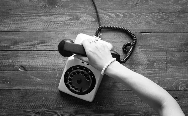 Vintage-Telefon, Kaffee, Biscotti, Anruf, traurige Frau, kostenlos — Stockfoto