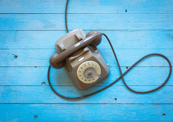 Altes Oldtimer-Telefon, auf Holzgrund, freier Platz für — Stockfoto