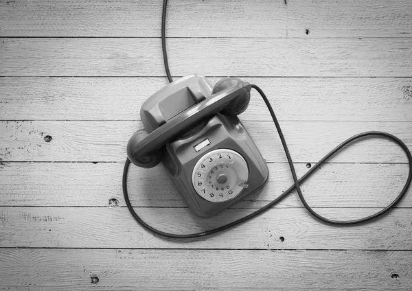 Altes Oldtimer-Telefon, auf Holzgrund, freier Platz für — Stockfoto