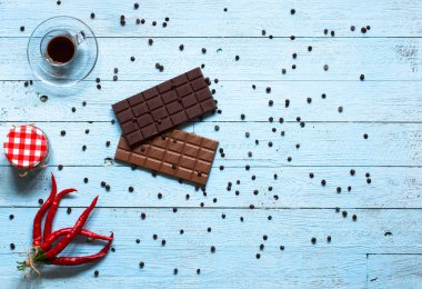 Koyu çikolata ve kırmızı biber biber ile sütlü çikolata f