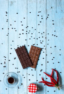 Koyu çikolata ve kırmızı biber biber ile sütlü çikolata f