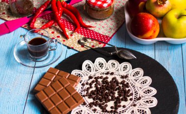 Koyu çikolata ve kırmızı biber biber ile sütlü çikolata f