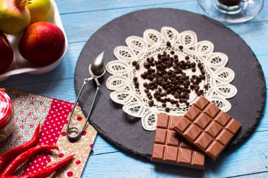 Koyu çikolata ve kırmızı biber biber ile sütlü çikolata f