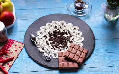 Koyu çikolata ve kırmızı biber biber ile sütlü çikolata f