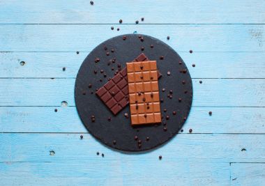 Koyu çikolata ve kırmızı biber biber ile sütlü çikolata f