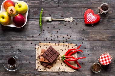 Koyu çikolata ve kırmızı biber biber ile sütlü çikolata f