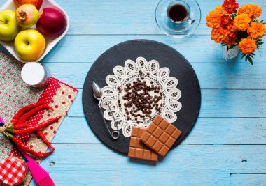 Koyu çikolata ve kırmızı biber biber ile sütlü çikolata f