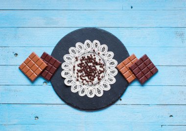 Koyu çikolata ve kırmızı biber biber ile sütlü çikolata f