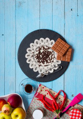 Koyu çikolata ve kırmızı biber biber ile sütlü çikolata f