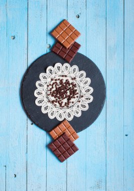 Koyu çikolata ve kırmızı biber biber ile sütlü çikolata f