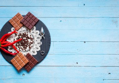 Koyu çikolata ve kırmızı biber biber ile sütlü çikolata f
