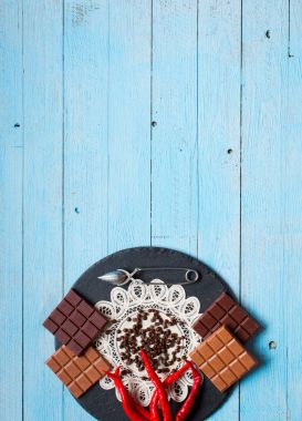 Koyu çikolata ve kırmızı biber biber ile sütlü çikolata f