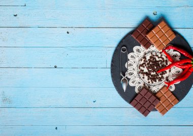 Koyu çikolata ve kırmızı biber biber ile sütlü çikolata f