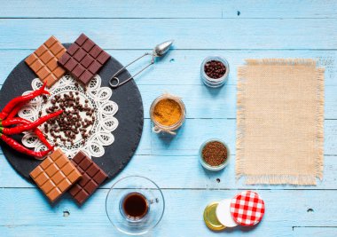 Koyu çikolata ve kırmızı biber biber ile sütlü çikolata f