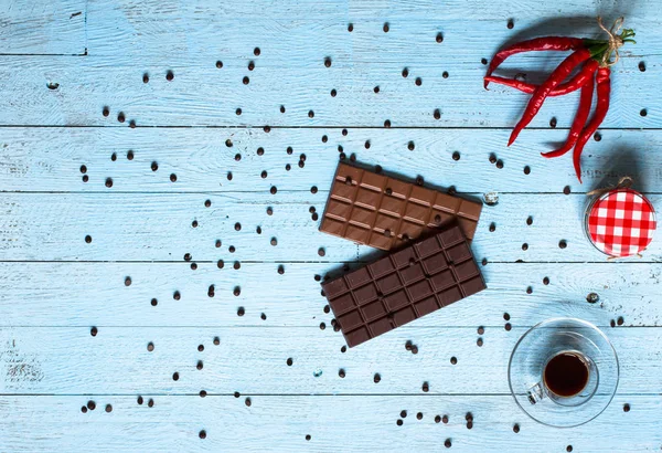 Chocolate escuro e chocolate ao leite, com pimentão vermelho quente, f — Fotografia de Stock