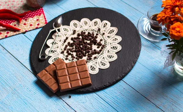 Koyu çikolata ve kırmızı biber biber ile sütlü çikolata f