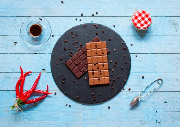 Koyu çikolata ve kırmızı biber biber ile sütlü çikolata f