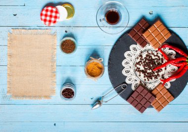 Koyu çikolata ve kırmızı biber biber ile sütlü çikolata f