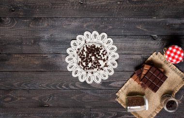 Koyu çikolata ve kırmızı biber biber ile sütlü çikolata f