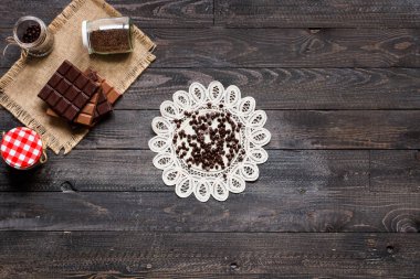 Koyu çikolata ve kırmızı biber biber ile sütlü çikolata f